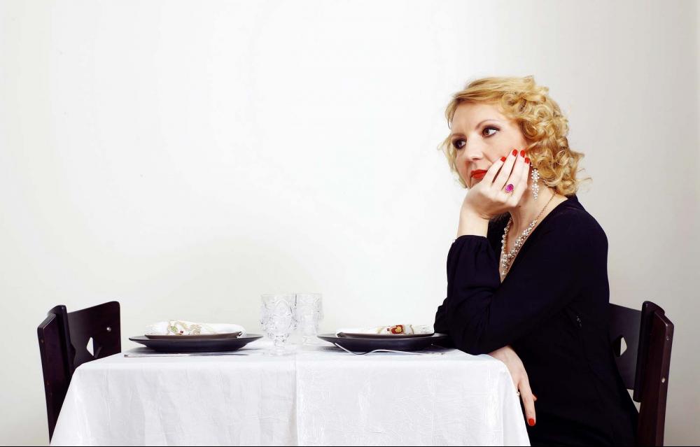 alleine-tisch.thumb.jpg.605495fe7529fc96