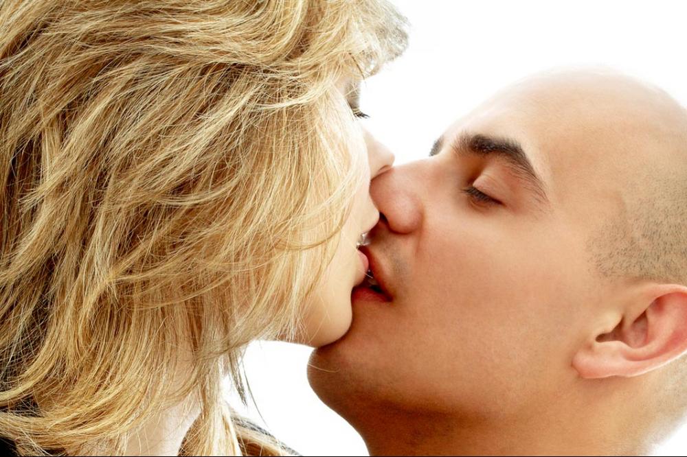 Altersunterschied ältere Frau küsst jungen Mann