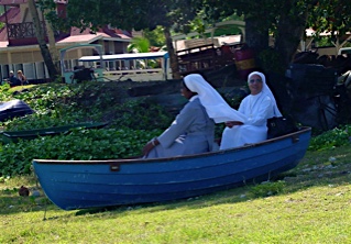 0621La Digue-Hafen-Zwei gestrandete Ordensschwestern.jpg