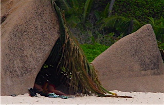 0501 La Digue - Grand Anse - Wenn es keinen Schatten gibt ...jpg