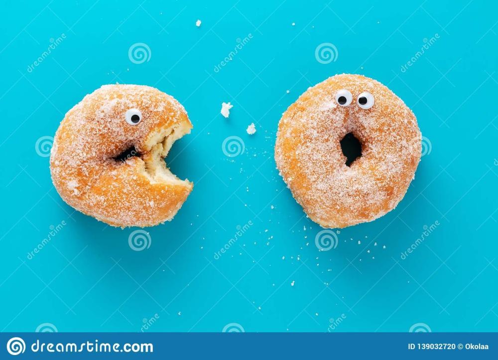 lustige-donuts-mit-augen-karikatur-wie-charaktere-auf-blauem-hintergrund-139032720.jpg