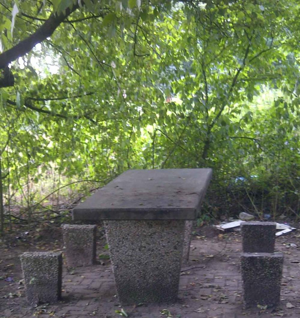 Tisch neben der Autobahn.jpg