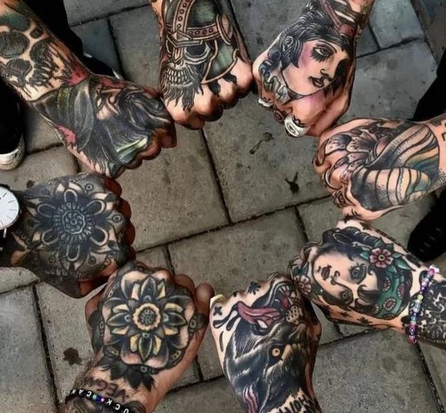hand-tattoos-fuer-maenner-2024-diese-sind-voll-angesagt_edit_10369730029667.jpg.1f66964fba512e06aba479e569b4d2b1.jpg