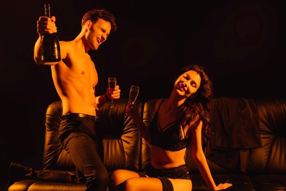 sexpositive partys-mann und frau feiern.jpg