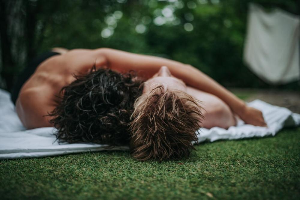 Paar beim Sex im Grünen