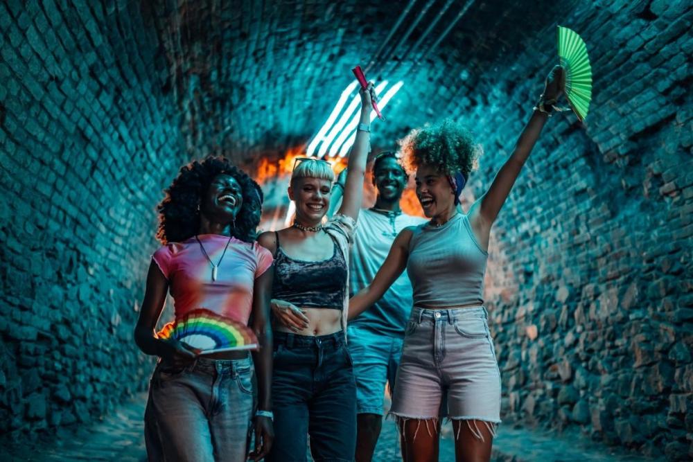 Gruppe von jungen Menschen geht nach einer Party in Berlin zusammen nach Hause