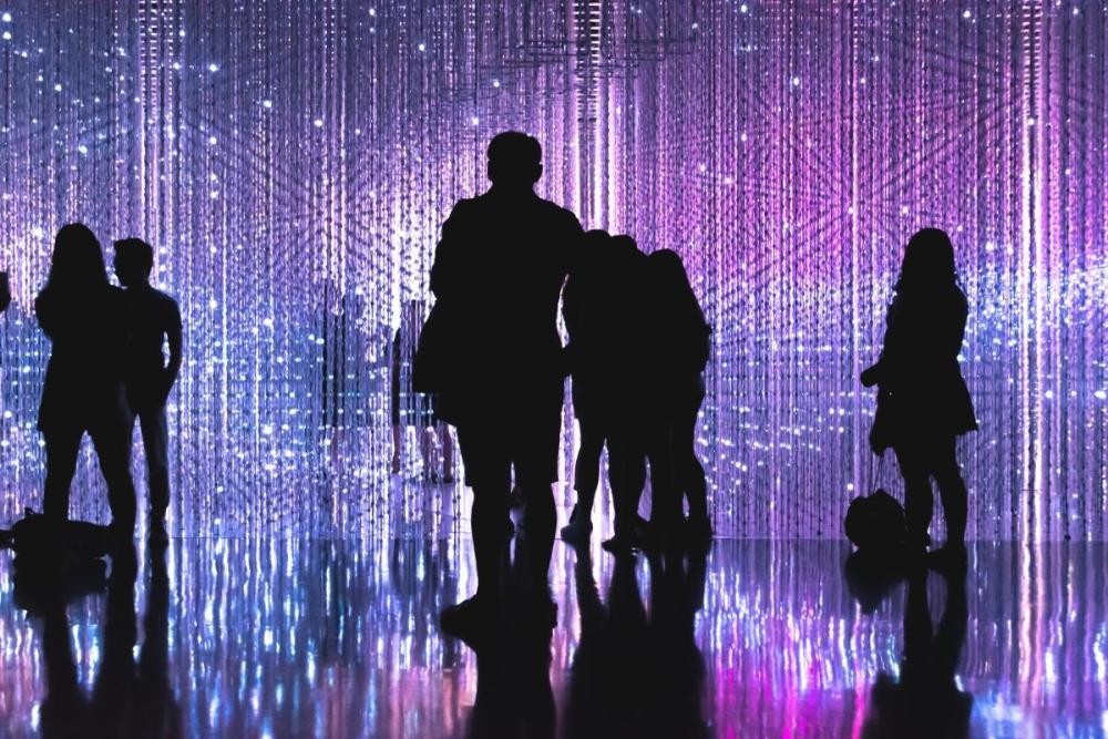 Sapiosexuelles Paar auf einem Date in einem modernen Kunstmuseum