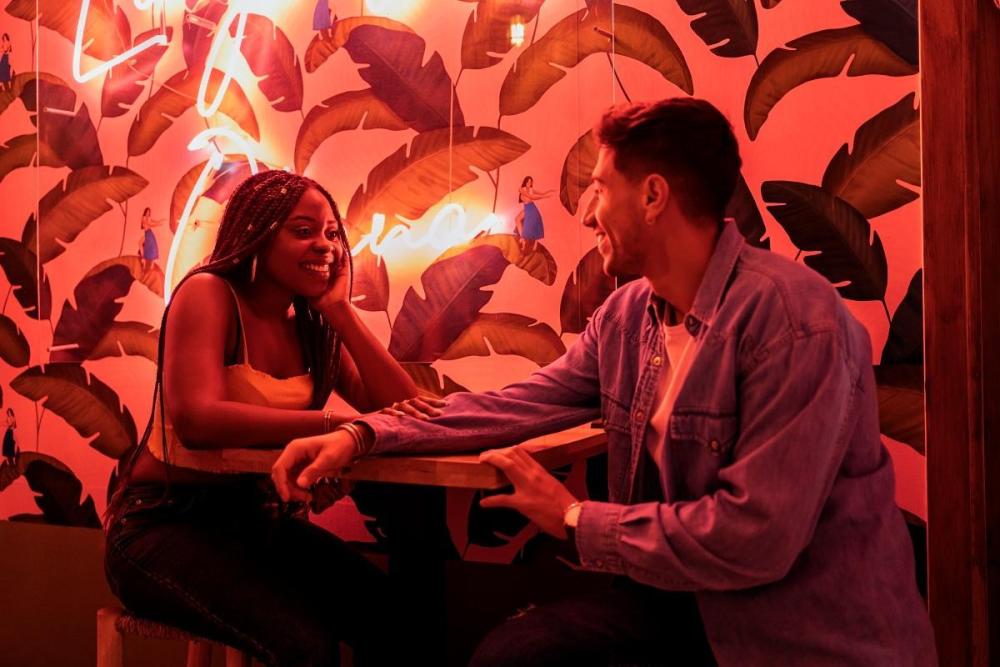 Sapiosexuelles Paar führt tiefgründiges Gespräch