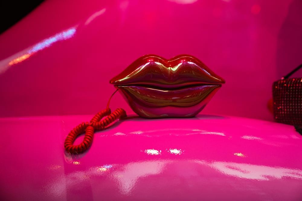 Lippentelefon deutet subtil Sloppy Blowjob an