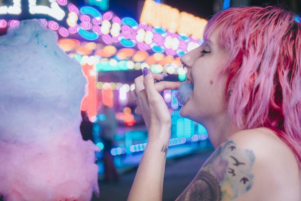 Junge Frau ist Zuckerwatte und ist dabei messy, wie bei einem Sloppy Blowjob