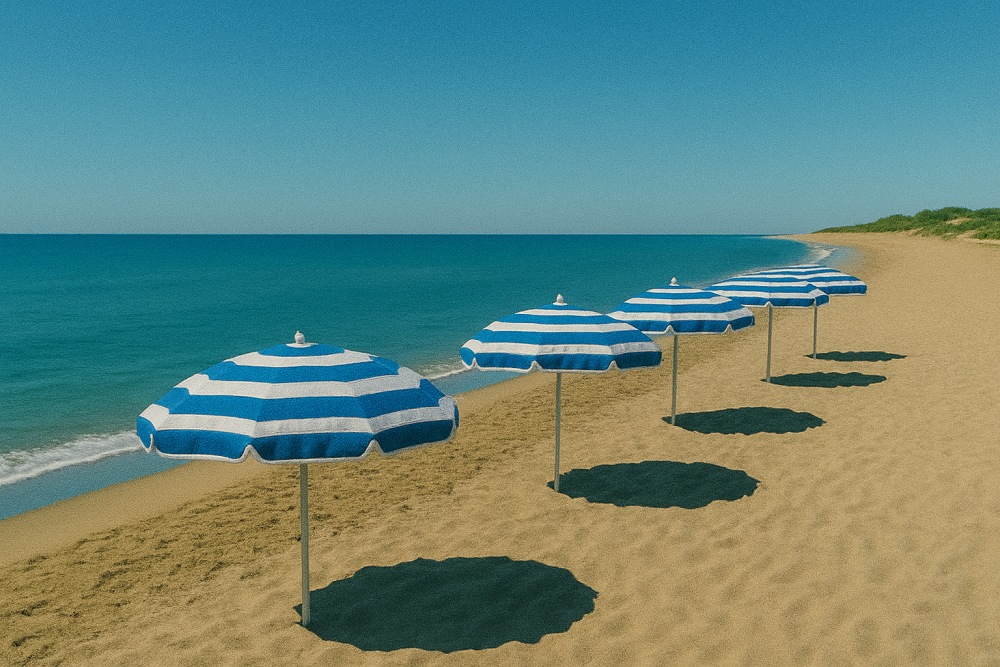 FKK Strand in Cap D’Agde mit typischen Sonnenschirmen