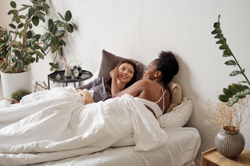 Slow Sex Lesbisches Paar im Bett