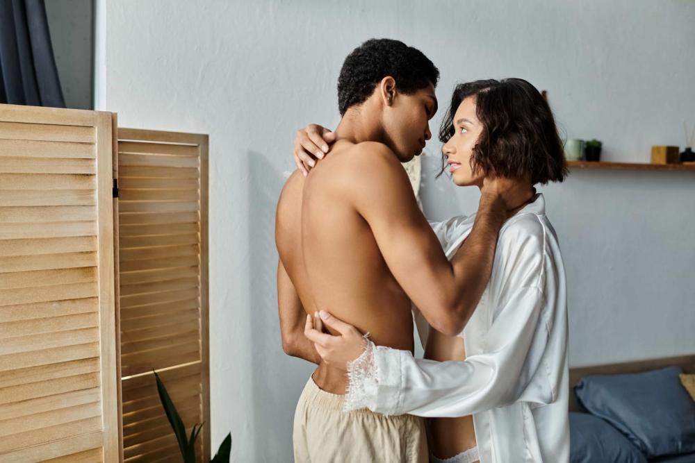 CFNM Paar Frau angezogen, Mann nackt