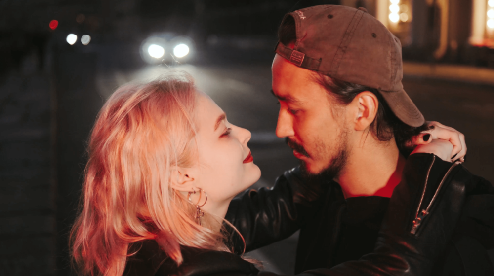 Verliebtes Paar auf der Straße