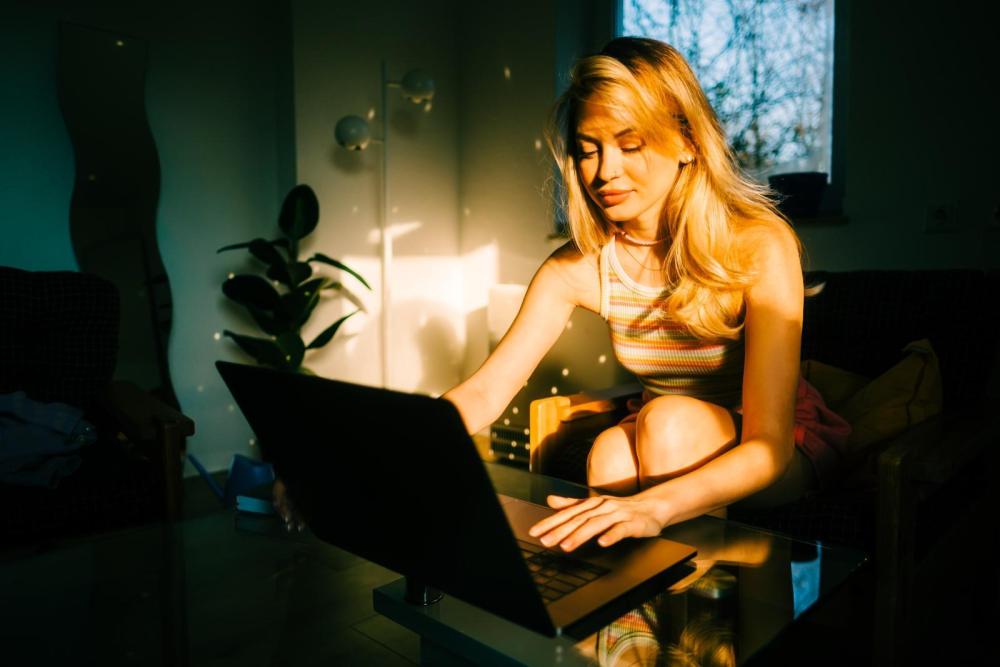 Gooning Frau am Laptop guckt Pornos