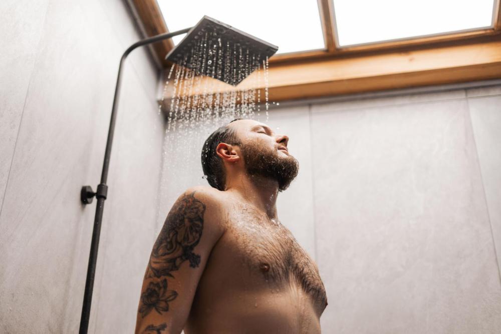 NoFap Mann unter der Dusche