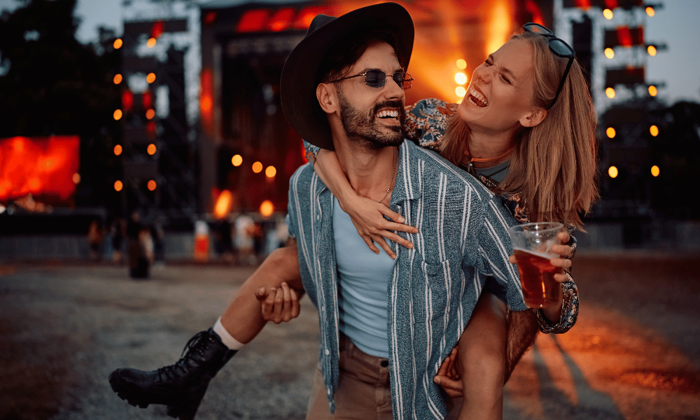 Mehr Informationen zu "Wilde Küsse & laute Beats auf dem Festival - Erotische Geschichte"