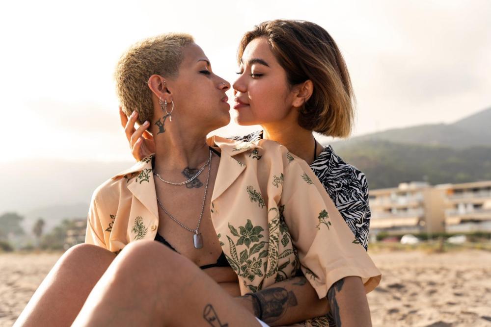 Ruined Orgasm Lesbisches Paar am Strand