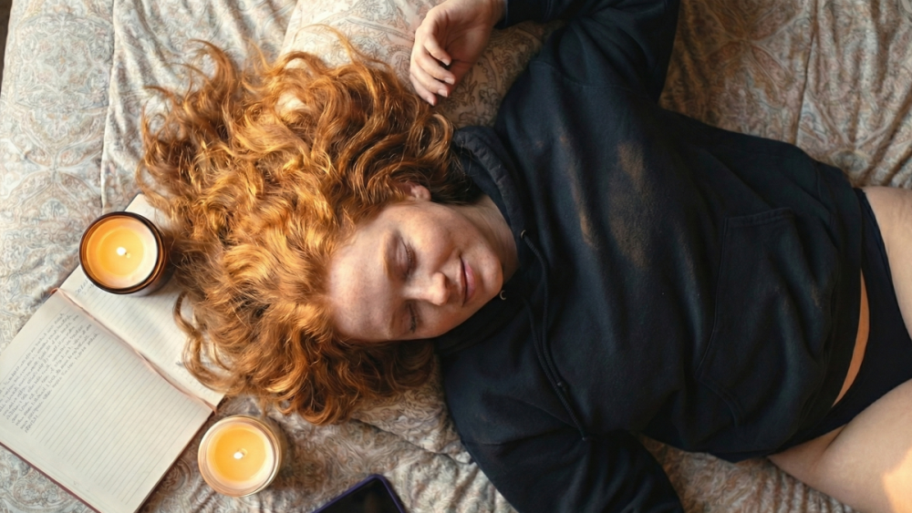 Junge Frau, die Audio Porn hört