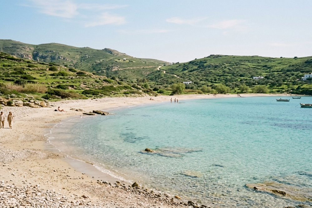 FKK_Straende_landschaftsaufnahme_einer_malerischen_griechischen_bucht_mit_kristallklarem_tuerkisblauem_wasser_und_einem_kiesstrand_der_von_grünen_huegeln_umgeben_ist_mehrere_kleine_fischerboote.png