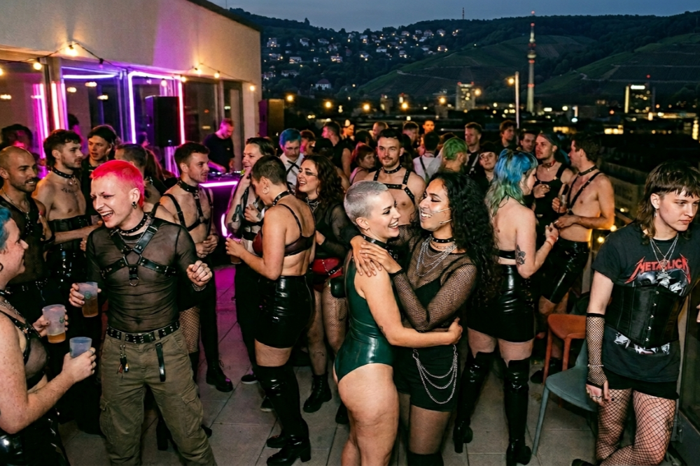 kinky party stuttgart rooftop gen z fetisch outfits latex harness lingerie skyline nacht neon tanzen umarmen