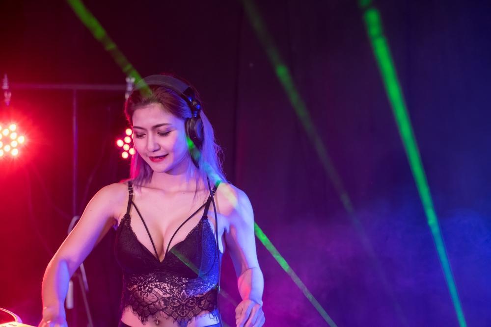 Kink_party_Frankfurt_DJ_in_Fetisch_Club_Kinky_Outfit_.jpg