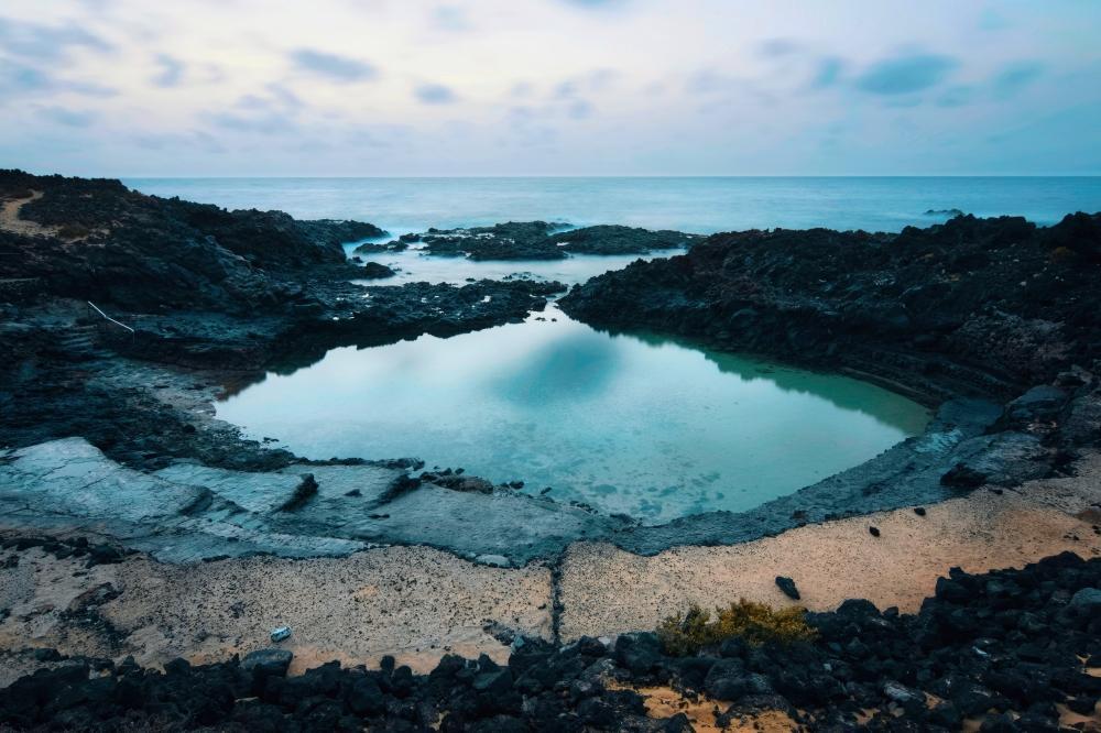 Schwarze_Lavakueste_von_charco_del_palo_mit_Naturpool_FKK_Strand_Lanzarote.jpg