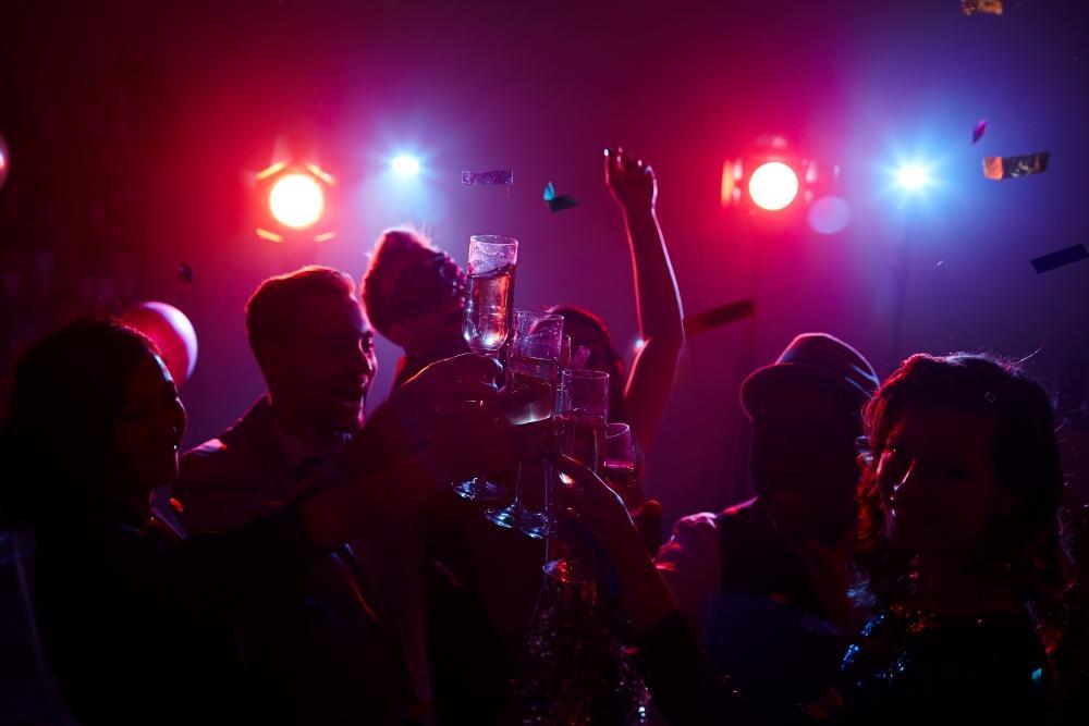 Mehr Informationen zu "Kinky Partys in München: Warum die besten Fetisch- & sexpositiven Nächte nicht im Eventkalender stehen"