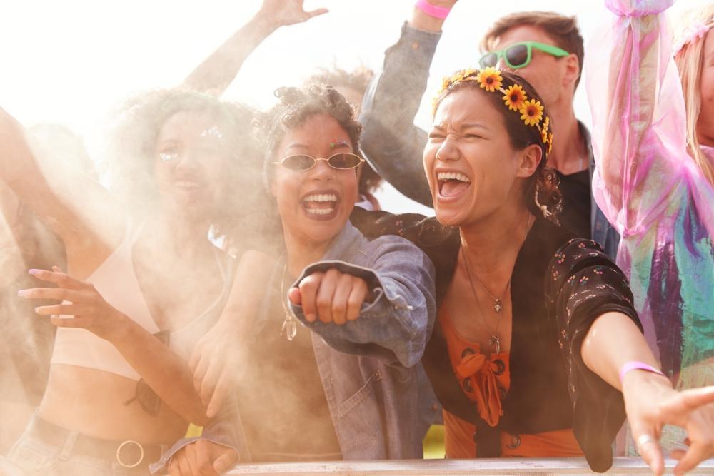 Sex_auf_Festival_unser_FAQ_Freunde_Beim_Feiern_auf_einem_Festival.jpg