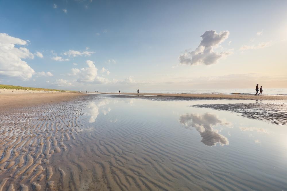 Weiter_Ostseestrand_in_Graal_Mueritz_mit_Duenen_feinem_Sand_ruhige_FKK_Atmosphaere_