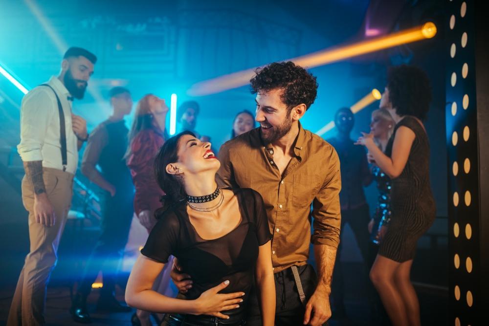 Als_Paar_in_den_Swingerclub_Redet_vorher_ueber_alles_Frau_und_Mann_umarmen_sich_im_Swingerclub_