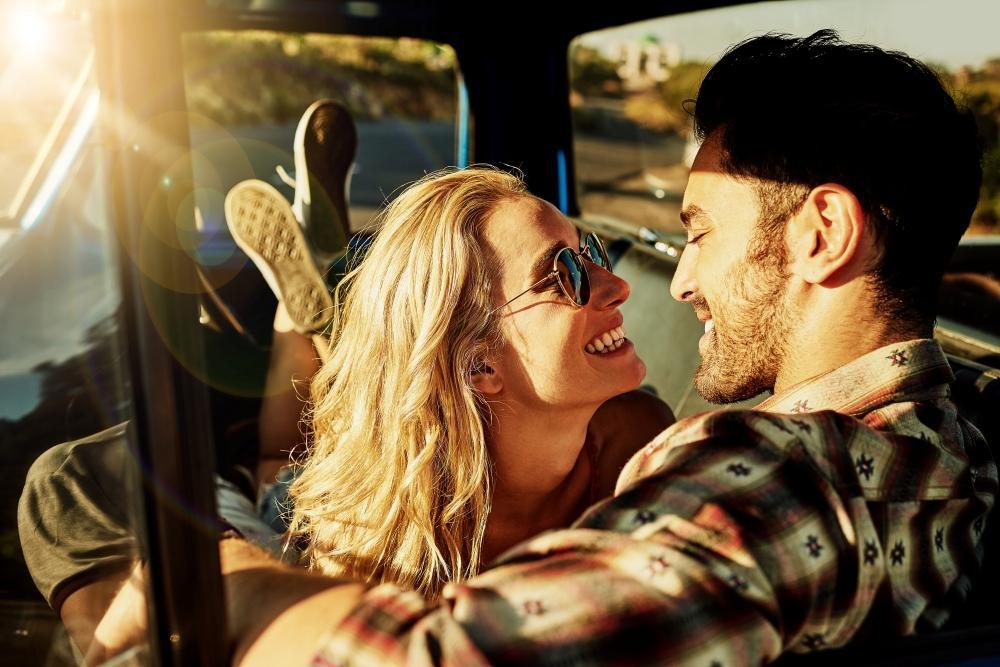 Mehr Informationen zu "Erst blinken, dann blasen? Bill Kaulitz entdeckt Parkplatzsex!"