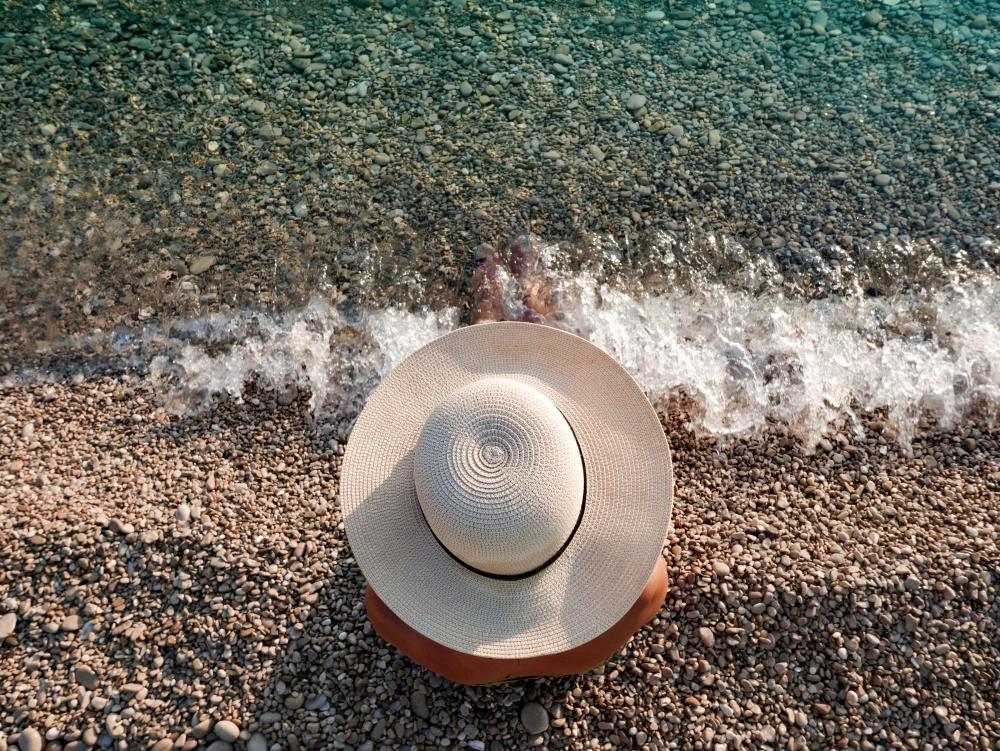 Was_dich_am_schweinchenstrand_wirklich_erwartet_Frau_liegt_nackt_am_Meer_auf_ihrem_Handtuch_