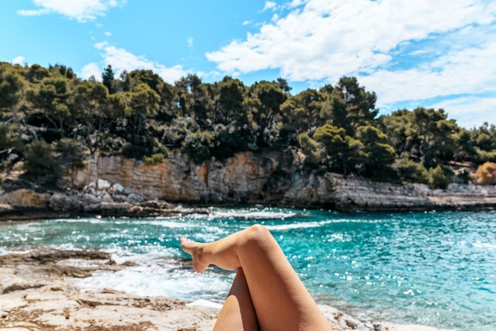 Was_dich_am_schweinchenstrand_wirklich_erwartet_Frau_liegt_nackt_am_Meer_auf_ihrem_Handtuch_.jpg