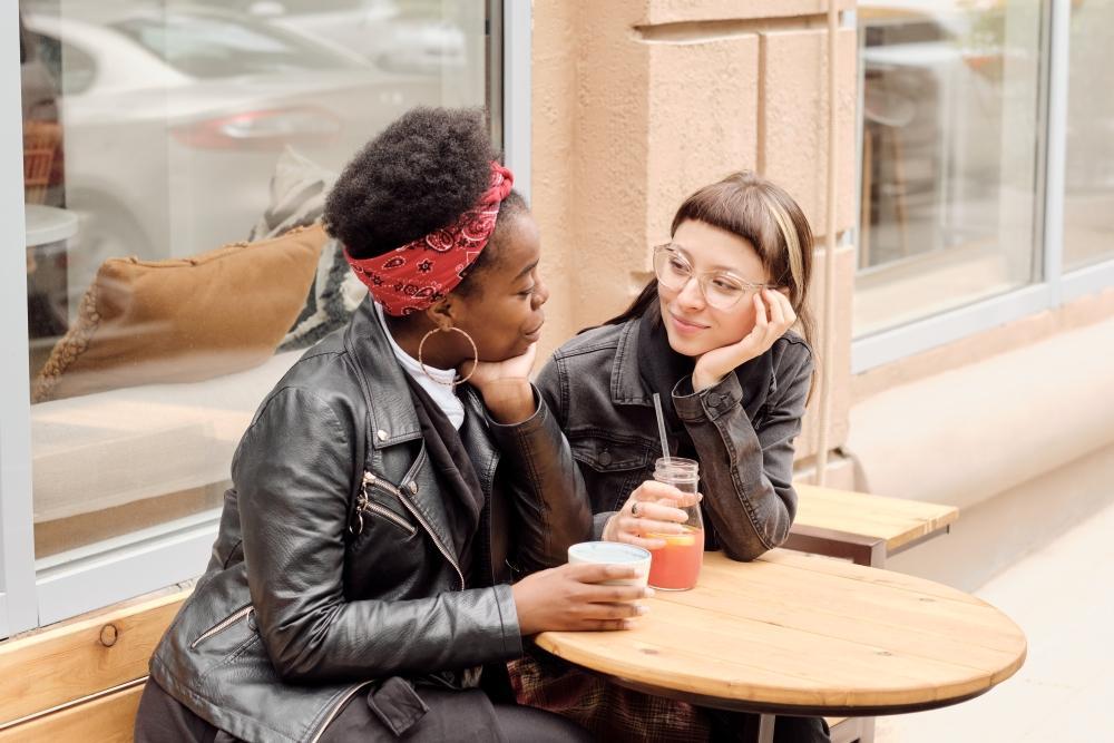 zwei_menschen_lernen_sich_bei_einem_ersten_date_in_der_Naehe_kennen_